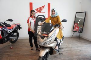 Rhina Gustella Pembeli pertama All New Honda PCX di Sumatera Selatan