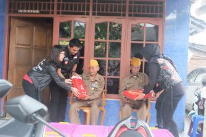 Bikers Vario serahkan bantuan secara simbolis kepada dua veteran pejuang