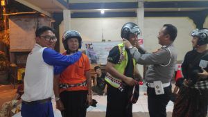 Pecalang Dan Perangkat Desa Di Berikan Edukasi Wajib Pake Helm