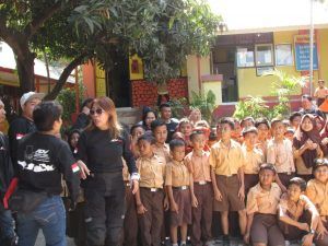 Jelajah Sumbawa “ ADV Satu Hati Jelajah Nusantara” Lakukan Aksi Sosial Berbagai Ke Sekolah