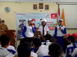 Edukasi Keselamatan Berkendara, Pakai Helm “Aman Dan Seru”