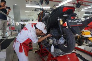 Awak Media di Apresiasi Voucer Service Motor Pada Hari Pers, Kunjungi Astra Motor Cokroaminoto