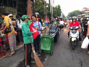 Honda “Turun ke Jalanan” Bagikan 100 Paket Sembako Untuk Petugas Kebersihan