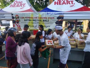 Pembagian Daging Yadnya Jelang Galungan, Astra Motor Bali Undang Masyarakat dan Kunjungi Panti Asuhan