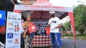 Ringankan Kebutuhan Krama Banjar, Dealer Artha Karya Mandiri Bagikan Sembako Kepada Pengrajin Dan Pedagang Seni