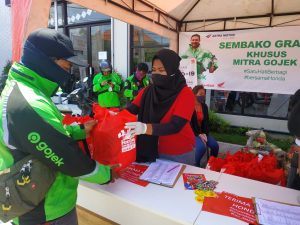 Astra Motor Bali Bagi-Bagi 200 Paket Sembako Kepada Pengemudi Ojol