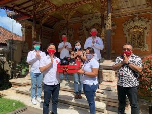 Kejutan di Hari Pelanggan Nasional 2020, Management Astra Motor Bali Unboxing Gift  Untuk Konsumen Loyal