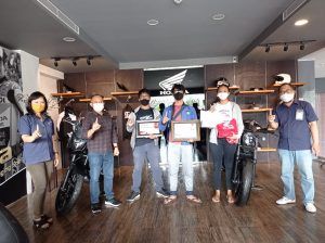 Apresiasi Kepada Siswa Berprestasi di Ajang AHM Best Student, Astra Motor Bali Serahkan Plakat