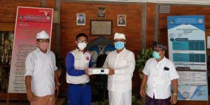 Astra Motor Bali Serahkan Hadiah Proyektor Kepada SMKN 3 Singaraja Sebagai Pemenang Dalam Kompetisi Video Sekolah Binaan Safety Riding Honda Tingkat Nasional