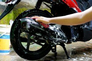 Pantangan Saat Mencuci Motor