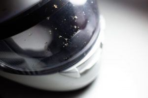 Tips membersihkan kaca helm agar tetap kinclong