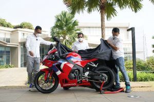 Astra Motor Serahkan CBR600RR ke Konsumen Pertama di Indonesia