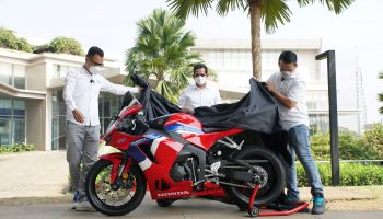 Bertempat di halaman Astra Motor - Astra Biz Center BSD, Astra Motor menyerahkan CBR600RR ke konsumen pertama di Indonesia yaitu Ronald Sinaga (kiri) yang diwakilkan oleh Dept. Head Marketing Astra Motor, Dharma Widjaja (kanan) didampingi Kepala Wilayah Astra Motor Center Jakarta, Husin Rodhy (tengah).